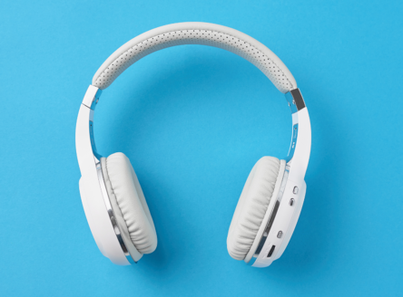 De Luistermap lanceert een podcast platform voor vijftigplussers 