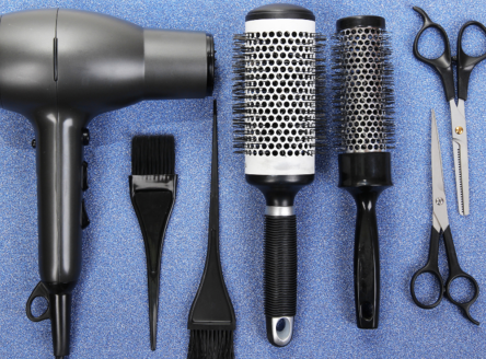 Kapster Bertine (75) geniet weer van haar werk: “Heerlijk, bijpraten met al mijn klanten”