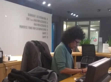 Asha is receptiemedewerker: “Prettig om onder de mensen te zijn!”