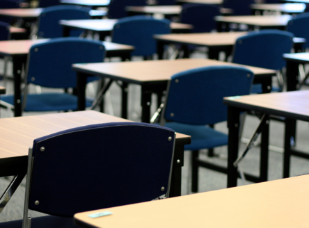 AOW'er Margreet surveilleert tijdens de eindexamens