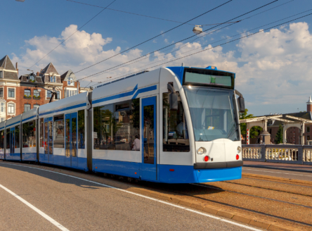 Pensioengerechtigde radio-dj Erik de Zwart is nu ook trambestuurder