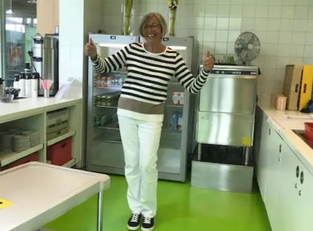 Cateringmedewerker Herma werkt bij Amolf